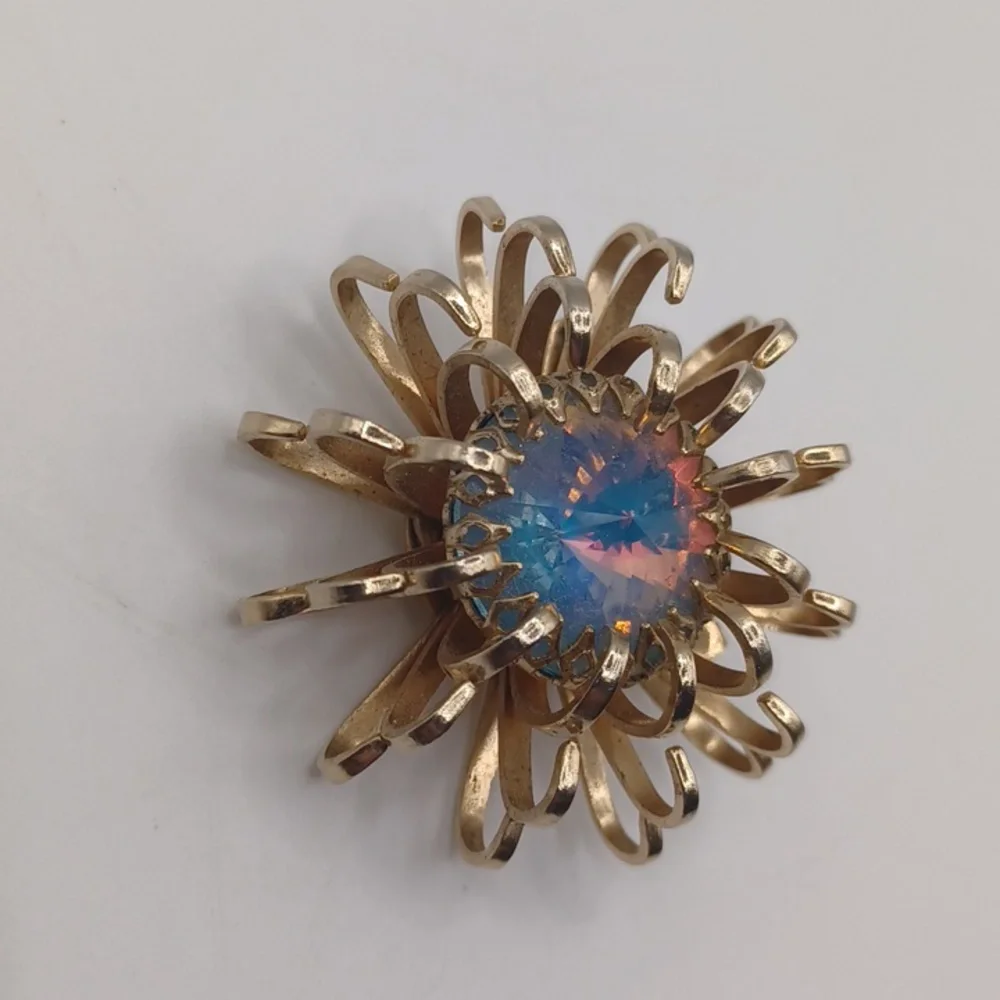Sarah Coventry Gold-Tone Starburst Brooch with Blue Opalescent Rivoli Center - Picture 4 of 6